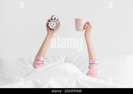 Buongiorno, è ora di lavorare, svegliatevi presto con un caffè fresco e rinvigorente Foto Stock