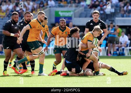 Perth, Australia, 5 Settembre, 2021. Tate McDermott dei Wallabies è affrontato durante il campionato di rugby e la partita di Bledisloe Cup tra i Wallabies australiani e la Nuova Zelanda tutti neri. Credit: Graham Conaty/Speed Media/Alamy Live News Foto Stock