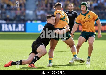 Perth, Australia, 5 Settembre, 2021. Jordan Petaia of the Wallaby è affrontata durante il campionato di rugby e la partita di Bledisloe Cup tra i wallaby australiani e la Nuova Zelanda All Blacks. Credit: Graham Conaty/Speed Media/Alamy Live News Foto Stock