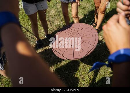 Gioco di teambuilding per gruppi di persone per ottenere lo spirito di squadra e aumentare l'amicizia per i colleghi. Labirinto gioco per gruppo di persone. Foto Stock