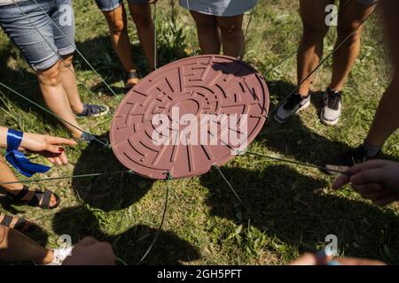 Gioco di teambuilding per gruppi di persone per ottenere lo spirito di squadra e aumentare l'amicizia per i colleghi. Labirinto gioco per gruppo di persone. Foto Stock
