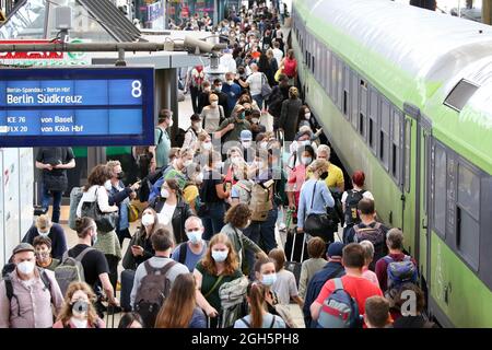 Amburgo, Germania. 05 settembre 2021. I passeggeri si trovano accanto al treno Flixtrain per Berlino, presso la stazione centrale. Il sindacato dei macchinisti GDL ha invitato i suoi membri a colpire la Deutsche Bahn. Credit: Bodo Marks/dpa/Alamy Live News Foto Stock