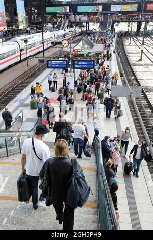 Amburgo, Germania. 05 settembre 2021. I passeggeri camminano fino a un treno nella stazione principale. Il sindacato dei macchinisti GDL ha invitato i suoi membri a colpire la Deutsche Bahn. Credit: Bodo Marks/dpa/Alamy Live News Foto Stock