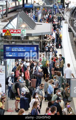 Amburgo, Germania. 05 settembre 2021. I passeggeri attendono alla stazione centrale un treno Flixtrain per Berlino. Il sindacato dei macchinisti GDL ha invitato i suoi membri a colpire la Deutsche Bahn. Credit: Bodo Marks/dpa/Alamy Live News Foto Stock