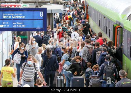 Amburgo, Germania. 05 settembre 2021. I passeggeri salpano a bordo di un treno Flixtrain per Berlino presso la stazione centrale. Il sindacato dei macchinisti GDL ha invitato i suoi membri a colpire la Deutsche Bahn. Credit: Bodo Marks/dpa/Alamy Live News Foto Stock