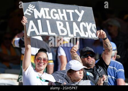 Perth, Australia, 5 Settembre, 2021. I tifosi neozelandesi festeggiano durante il campionato di rugby e la partita della Bledisloe Cup tra i wallaby australiani e i neozelandesi All Blacks. Credit: Graham Conaty/Speed Media/Alamy Live News Foto Stock