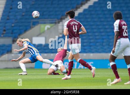 Brighton, Regno Unito. 05 settembre 2021. Megan Connolly di Brighton e Hove Albion viene imbrogliato durante la partita della fa Women's Super League tra Brighton & Hove Albion Women e West Ham United Ladies all'Amex Stadium il 5 settembre 2021 a Brighton, Regno Unito. (Foto di Jeff Mood/phcimages.com) Credit: PHC Images/Alamy Live News Foto Stock