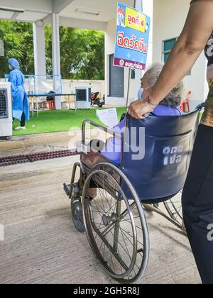 KANCHANABURI, THAILANDIA-AGOSTO 25,2021 : le persone non identificate aspettano in coda per prendere la prima dose del vaccino contro il coronavirus COVILO (Sinopharm) durante la Th Foto Stock