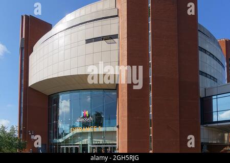 L'entrata principale al Centro Congressi Harrogate con alte colonne di mattoni rossi e porte e finestre di vetro, Harrogate, North Yorkshire, Inghilterra, Regno Unito. Foto Stock