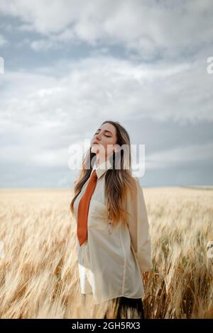 Da sopra mazzetto di carni belle fioriture di colore bianco posto sulla tavola su sfondo sfocato Foto Stock