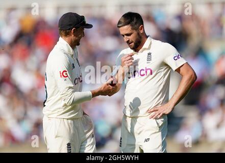 Joe Root inglese (a sinistra) e Chris Woakes durante il quarto giorno del cinch Fourth Test al Kia Oval, Londra. Data foto: Domenica 5 settembre 2021. Foto Stock