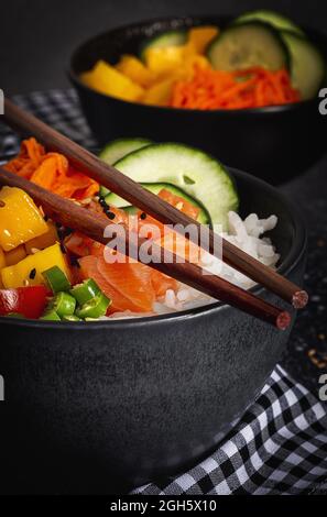 Vista laterale della sottile e delicata femmina etnica con capelli ricci in estate leggero abito in piedi con braccia rialzate su legno passerella e guardando lontano mentre enjo Foto Stock
