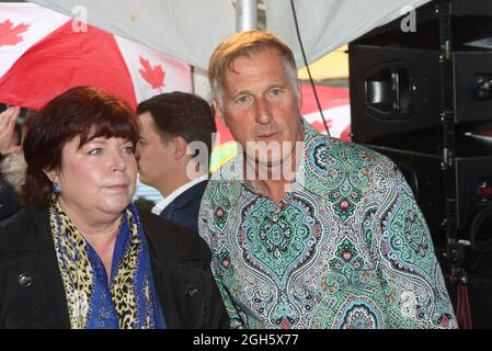 Vancouver, Canada. 05 settembre 2021. Maxime Bernier, leader del Partito popolare del Canada (PPC) tiene un rally a cui hanno partecipato diverse centinaia di sostenitori, nonostante un cambiamento della sede dell'ultimo minuto e una pioggia considerevole al Jack Poole Plaza nel centro di Vancouver British Columbia (BC) sabato 4 settembre, 2021 come la sua campagna MAD MAX tour in Canada durante le elezioni federali del 2021. Sotto la guida di Bernier, la piattaforma PPC sostiene la libera scelta sui vaccini Covid 19, nessun passaporto per vaccini e non va a bordo di una cultura politicamente corretta o annullata. Credit: UPI/Alamy Live News Foto Stock