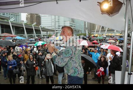 Vancouver, Canada. 05 settembre 2021. Maxime Bernier, leader del Partito popolare del Canada (PPC) tiene un rally a cui hanno partecipato diverse centinaia di sostenitori, nonostante un cambiamento della sede dell'ultimo minuto e una pioggia considerevole al Jack Poole Plaza nel centro di Vancouver British Columbia (BC) sabato 4 settembre, 2021 come la sua campagna MAD MAX tour in Canada durante le elezioni federali del 2021. Sotto la guida di Bernier, la piattaforma PPC sostiene la libera scelta sui vaccini Covid 19, nessun passaporto per vaccini e non va a bordo di una cultura politicamente corretta o annullata. Credit: UPI/Alamy Live News Foto Stock