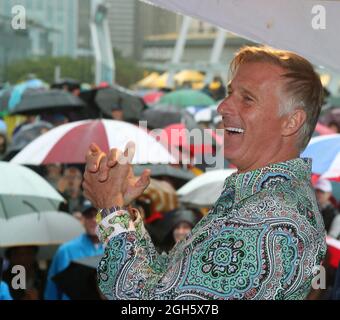 Vancouver, Canada. 05 settembre 2021. Maxime Bernier, leader del Partito popolare del Canada (PPC) tiene un rally a cui hanno partecipato diverse centinaia di sostenitori, nonostante un cambiamento della sede dell'ultimo minuto e una pioggia considerevole al Jack Poole Plaza nel centro di Vancouver British Columbia (BC) sabato 4 settembre, 2021 come la sua campagna MAD MAX tour in Canada durante le elezioni federali del 2021. Sotto la guida di Bernier, la piattaforma PPC sostiene la libera scelta sui vaccini Covid 19, nessun passaporto per vaccini e non va a bordo di una cultura politicamente corretta o annullata. Credit: UPI/Alamy Live News Foto Stock