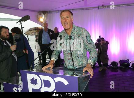 Vancouver, Canada. 05 settembre 2021. Maxime Bernier, leader del Partito popolare del Canada (PPC) tiene un rally a cui hanno partecipato diverse centinaia di sostenitori, nonostante un cambiamento della sede dell'ultimo minuto e una pioggia considerevole al Jack Poole Plaza nel centro di Vancouver British Columbia (BC) sabato 4 settembre, 2021 come la sua campagna MAD MAX tour in Canada durante le elezioni federali del 2021. Sotto la guida di Bernier, la piattaforma PPC sostiene la libera scelta sui vaccini Covid 19, nessun passaporto per vaccini e non va a bordo di una cultura politicamente corretta o annullata. Credit: UPI/Alamy Live News Foto Stock