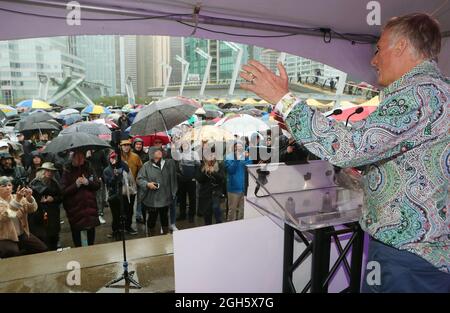 Vancouver, Canada. 05 settembre 2021. Maxime Bernier, leader del Partito popolare del Canada (PPC) tiene un rally a cui hanno partecipato diverse centinaia di sostenitori, nonostante un cambiamento della sede dell'ultimo minuto e una pioggia considerevole al Jack Poole Plaza nel centro di Vancouver British Columbia (BC) sabato 4 settembre, 2021 come la sua campagna MAD MAX tour in Canada durante le elezioni federali del 2021. Sotto la guida di Bernier, la piattaforma PPC sostiene la libera scelta sui vaccini Covid 19, nessun passaporto per vaccini e non va a bordo di una cultura politicamente corretta o annullata. Credit: UPI/Alamy Live News Foto Stock