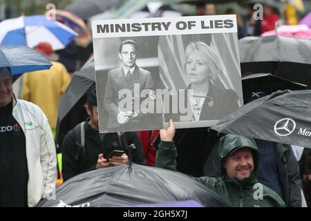 Vancouver, Canada. 05 settembre 2021. Maxime Bernier, leader del Partito popolare del Canada (PPC) tiene un rally a cui hanno partecipato diverse centinaia di sostenitori, nonostante un cambiamento della sede dell'ultimo minuto e una pioggia considerevole al Jack Poole Plaza nel centro di Vancouver British Columbia (BC) sabato 4 settembre, 2021 come la sua campagna MAD MAX tour in Canada durante le elezioni federali del 2021. Sotto la guida di Bernier, la piattaforma PPC sostiene la libera scelta sui vaccini Covid 19, nessun passaporto per vaccini e non va a bordo di una cultura politicamente corretta o annullata. Credit: UPI/Alamy Live News Foto Stock