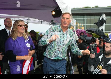 Vancouver, Canada. 05 settembre 2021. Maxime Bernier, leader del Partito popolare del Canada (PPC) tiene un rally a cui hanno partecipato diverse centinaia di sostenitori, nonostante un cambiamento della sede dell'ultimo minuto e una pioggia considerevole al Jack Poole Plaza nel centro di Vancouver British Columbia (BC) sabato 4 settembre, 2021 come la sua campagna MAD MAX tour in Canada durante le elezioni federali del 2021. Sotto la guida di Bernier, la piattaforma PPC sostiene la libera scelta sui vaccini Covid 19, nessun passaporto per vaccini e non va a bordo di una cultura politicamente corretta o annullata. Credit: UPI/Alamy Live News Foto Stock