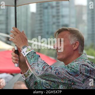 Vancouver, Canada. 05 settembre 2021. Maxime Bernier, leader del Partito popolare del Canada (PPC) tiene un rally a cui hanno partecipato diverse centinaia di sostenitori, nonostante un cambiamento della sede dell'ultimo minuto e una pioggia considerevole al Jack Poole Plaza nel centro di Vancouver British Columbia (BC) sabato 4 settembre, 2021 come la sua campagna MAD MAX tour in Canada durante le elezioni federali del 2021. Sotto la guida di Bernier, la piattaforma PPC sostiene la libera scelta sui vaccini Covid 19, nessun passaporto per vaccini e non va a bordo di una cultura politicamente corretta o annullata. Credit: UPI/Alamy Live News Foto Stock