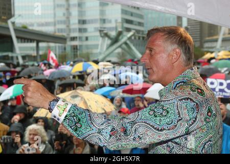 Vancouver, Canada. 05 settembre 2021. Maxime Bernier, leader del Partito popolare del Canada (PPC) tiene un rally a cui hanno partecipato diverse centinaia di sostenitori, nonostante un cambiamento della sede dell'ultimo minuto e una pioggia considerevole al Jack Poole Plaza nel centro di Vancouver British Columbia (BC) sabato 4 settembre, 2021 come la sua campagna MAD MAX tour in Canada durante le elezioni federali del 2021. Sotto la guida di Bernier, la piattaforma PPC sostiene la libera scelta sui vaccini Covid 19, nessun passaporto per vaccini e non va a bordo di una cultura politicamente corretta o annullata. Credit: UPI/Alamy Live News Foto Stock