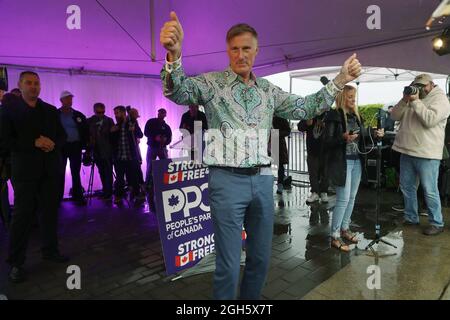 Vancouver, Canada. 05 settembre 2021. Maxime Bernier, leader del Partito popolare del Canada (PPC) tiene un rally a cui hanno partecipato diverse centinaia di sostenitori, nonostante un cambiamento della sede dell'ultimo minuto e una pioggia considerevole al Jack Poole Plaza nel centro di Vancouver British Columbia (BC) sabato 4 settembre, 2021 come la sua campagna MAD MAX tour in Canada durante le elezioni federali del 2021. Sotto la guida di Bernier, la piattaforma PPC sostiene la libera scelta sui vaccini Covid 19, nessun passaporto per vaccini e non va a bordo di una cultura politicamente corretta o annullata. Credit: UPI/Alamy Live News Foto Stock