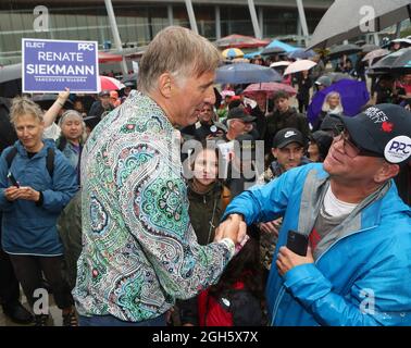 Vancouver, Canada. 05 settembre 2021. Maxime Bernier, leader del Partito popolare del Canada (PPC) tiene un rally a cui hanno partecipato diverse centinaia di sostenitori, nonostante un cambiamento della sede dell'ultimo minuto e una pioggia considerevole al Jack Poole Plaza nel centro di Vancouver British Columbia (BC) sabato 4 settembre, 2021 come la sua campagna MAD MAX tour in Canada durante le elezioni federali del 2021. Sotto la guida di Bernier, la piattaforma PPC sostiene la libera scelta sui vaccini Covid 19, nessun passaporto per vaccini e non va a bordo di una cultura politicamente corretta o annullata. Credit: UPI/Alamy Live News Foto Stock