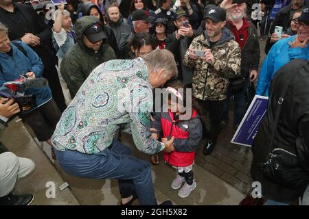 Vancouver, Canada. 05 settembre 2021. Maxime Bernier, leader del Partito popolare del Canada (PPC) tiene un rally a cui hanno partecipato diverse centinaia di sostenitori, nonostante un cambiamento della sede dell'ultimo minuto e una pioggia considerevole al Jack Poole Plaza nel centro di Vancouver British Columbia (BC) sabato 4 settembre, 2021 come la sua campagna MAD MAX tour in Canada durante le elezioni federali del 2021. Sotto la guida di Bernier, la piattaforma PPC sostiene la libera scelta sui vaccini Covid 19, nessun passaporto per vaccini e non va a bordo di una cultura politicamente corretta o annullata. Credit: UPI/Alamy Live News Foto Stock