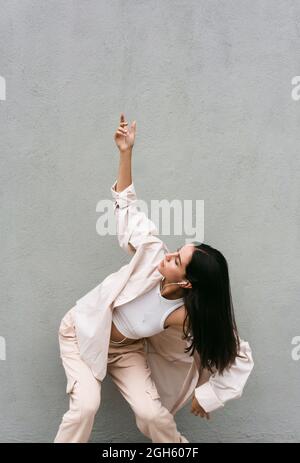 Contenuti talentuoso cantante afro-americana in cuffie cantare canzone in microfono mentre registrare la canzone in moderno professionista stu di registrazione Foto Stock