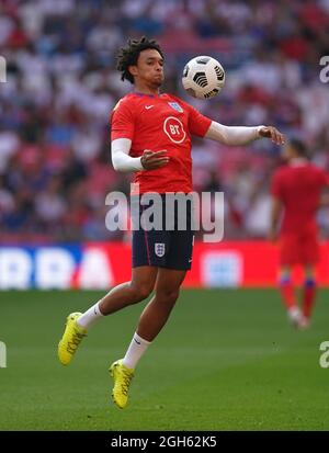 Il Trent Alexander-Arnold inglese si scalda prima della partita di qualificazione della Coppa del mondo FIFA 2022 al Wembley Stadium di Londra. Data foto: Domenica 5 settembre 2021. Foto Stock