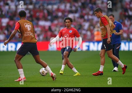 Il Trent Alexander-Arnold (centro) inglese si scalda prima della partita di qualificazione della Coppa del mondo FIFA 2022 al Wembley Stadium di Londra. Data foto: Domenica 5 settembre 2021. Foto Stock