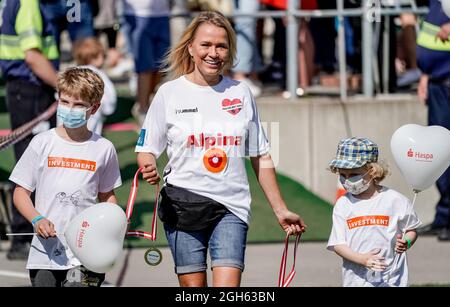 Amburgo, Germania. 05 settembre 2021. L'attrice Nova Meierhenrich prende in campo all'evento di beneficenza "Kicken mit Herz". I protagonisti del team "Hamburg Allstars" competono contro una selezione di medici UKE all'evento in aiuto del dipartimento di cardiologia pediatrica dell'ospedale universitario Hamburg Eppendorf (UKE). Credit: Axel Heimken/dpa/Alamy Live News Foto Stock