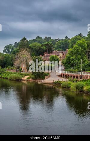 Il vecchio traghetto a piedi atterra a Upper Arley sulle rive del fiume Severn, Worcestershire, Inghilterra Foto Stock