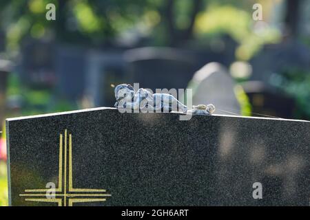 Vienna, Austria. Il cimitero centrale di Vienna. Due figure di piccolo angelo su una lapide Foto Stock