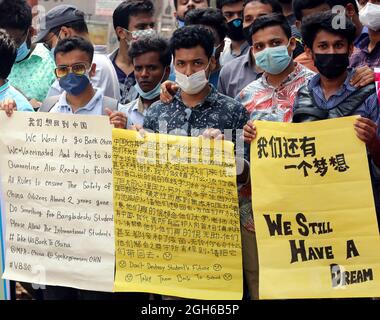 Gli studenti del Bangladesh di diverse università cinesi, nel corso di una protesta, hanno dei cartelli per chiedere l’intervento del governo del Bangladesh affinché possa tornare in Cina. Gli studenti sono bloccati in Bangladesh e non sono in grado di tornare in Cina, a causa della chiusura delle frontiere da parte della pandemia del coronavirus. Il 5 settembre 2021 a Dhaka, Bangladesh. (Foto di Habibur Rahman / Eyepix Group) Foto Stock