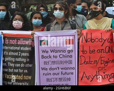 Gli studenti del Bangladesh di diverse università cinesi, nel corso di una protesta, hanno dei cartelli per chiedere l’intervento del governo del Bangladesh affinché possa tornare in Cina. Gli studenti sono bloccati in Bangladesh e non sono in grado di tornare in Cina, a causa della chiusura delle frontiere da parte della pandemia del coronavirus. Il 5 settembre 2021 a Dhaka, Bangladesh. (Foto di Habibur Rahman / Eyepix Group) Foto Stock