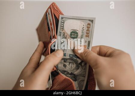 Mani che prelevano denaro dal portafoglio. Uomo contante denaro, concetto di economia, distribuzione di denaro Foto Stock