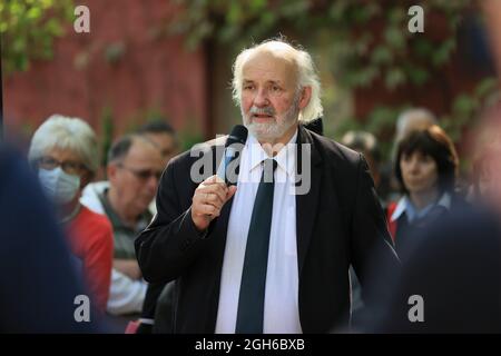 Budapest, Ungheria. 05 settembre 2021. I democratici ungheresi hanno espresso la loro solidarietà dalla chiesa, durante il servizio che hanno protestato nel cimitero, le istituzioni mantenute dalla congregazione sono state rese impossibili dal governo, e le donazioni sono state raccolte per la chiesa in occasione dell'evento. Credit: Gabriella Barbara/Alamy Live News Foto Stock