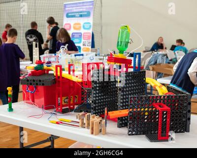 Minsk, Bielorussia - 27 agosto 2021: Macchina Rube Goldberg costruita da bambini al Concorso di robotica regionale Foto Stock