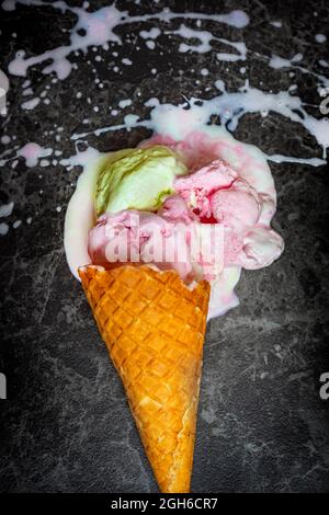 Gelato fuso giacente a terra Foto Stock