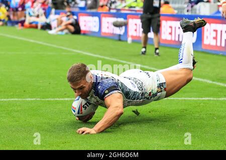 Matty Russell (2) di Leigh Centurions va oltre per una prova Foto Stock