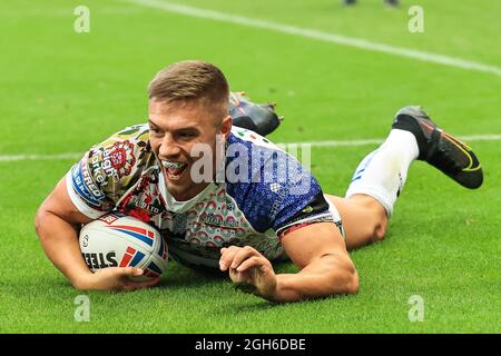 Matty Russell (2) di Leigh Centurions va oltre per una prova in, il 9/5/2021. (Foto di Mark Cosgrove/News Images/Sipa USA) Credit: Sipa USA/Alamy Live News Foto Stock