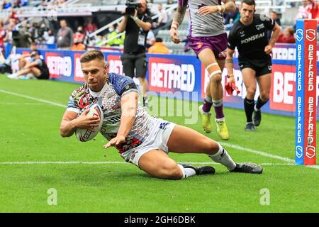 Matty Russell (2) di Leigh Centurions va oltre per una prova in, il 9/5/2021. (Foto di Mark Cosgrove/News Images/Sipa USA) Credit: Sipa USA/Alamy Live News Foto Stock