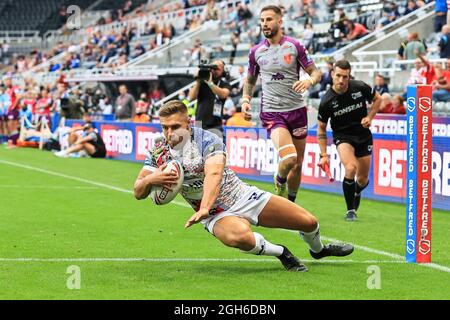 Matty Russell (2) di Leigh Centurions va oltre per una prova in, il 9/5/2021. (Foto di Mark Cosgrove/News Images/Sipa USA) Credit: Sipa USA/Alamy Live News Foto Stock