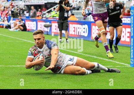 Matty Russell (2) di Leigh Centurions va oltre per una prova in, il 9/5/2021. (Foto di Mark Cosgrove/News Images/Sipa USA) Credit: Sipa USA/Alamy Live News Foto Stock