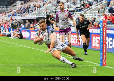 Matty Russell (2) di Leigh Centurions va oltre per una prova in, il 9/5/2021. (Foto di Mark Cosgrove/News Images/Sipa USA) Credit: Sipa USA/Alamy Live News Foto Stock