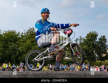 Ormiston, East Lothian, Scozia, Regno Unito, 5 settembre 2021. Apertura della pista di pompaggio: Si apre la prima pista specializzata nella contea. Nella foto: Ian Archibald, membro del club BMX di Musselburgh Monarchs, è stato vincitore nella sua categoria di età veterana ai campionati britannici di BMX quest'anno e dà la sua approvazione in pista all'evento di apertura Foto Stock