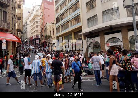 4 settembre 2021: La circolazione dei consumatori nella regione del 25 marzo di questo sabato pomeriggio (4). Delta Variant è responsabile del 70% dei casi di Covid-19 nella città di SÃ£o Paulo la presenza della variante Delta nella città di SÃ£o Paulo, così come le altre varianti del nuovo coronavirus (Alpha, Beta e gamma), aumenta la preoccupazione per l'elevata trasmissibilità e la ridotta efficacia delle misure sociali e sanitarie. L'SMS [Municipal Health Department] raccomanda di mantenere rigorosamente tutte le misure di prevenzione individuali. (Credit Image: © Cris FAGA/ZUMA Press Wire) Foto Stock