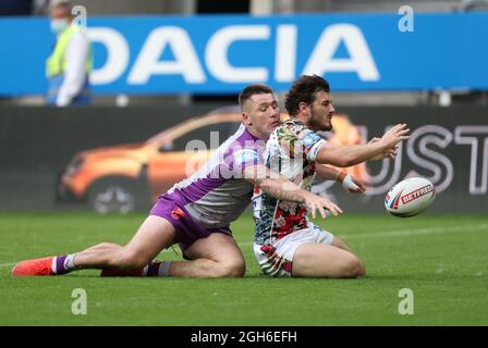 Il marchio Keenan di Leigh Centurions (a destra) impedisce a Shaun Kenny-Dowall di Hull KR di segnare durante la partita Betfred Super League al St James' Park, Newcastle. Data foto: Domenica 5 settembre 2021. Foto Stock