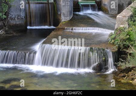 Piccola cascata nella foresta. Piccola cascata di ruscello sulla foresta primaverile. Foto Stock
